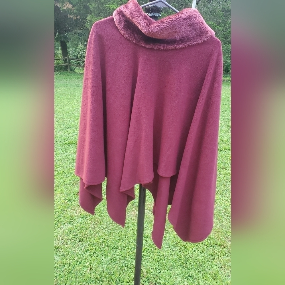 Le Moda Maroon Women's Fleece Faux Fur Trim Poncho One Size Fits‎